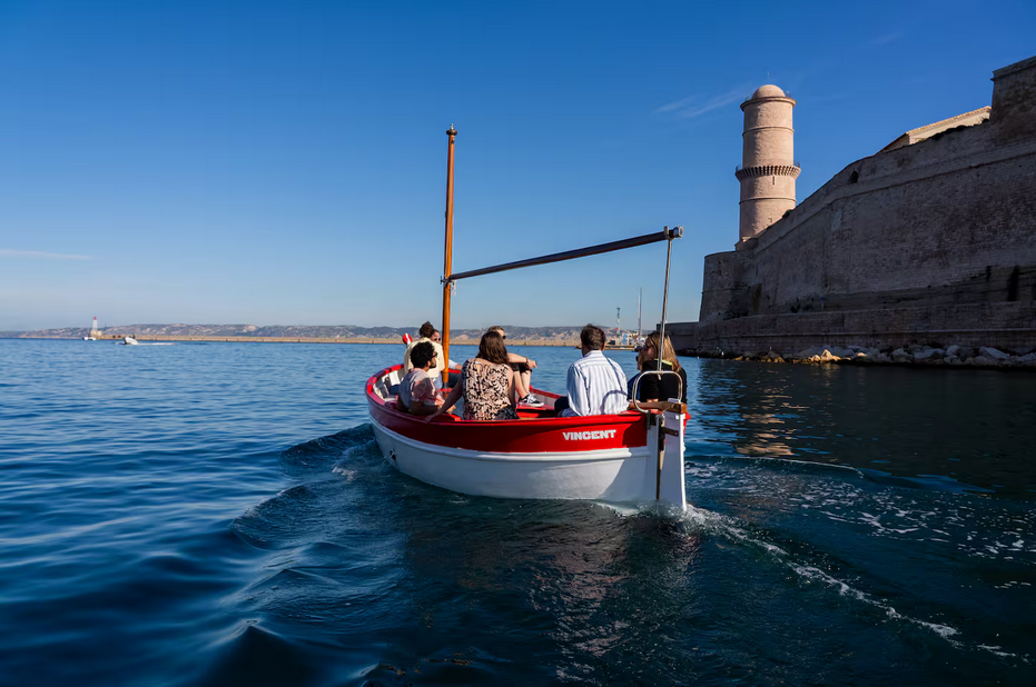 La barquette Vincent quitte le Vieux-Port de Marseille pour une balade en mer avec des touristes à bord.