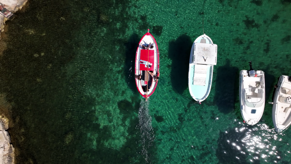 un bateau navigue dans le port du vallon des auffes à Marseille. Port typique de pêcheurs et haut lieu touristique à Marseille.